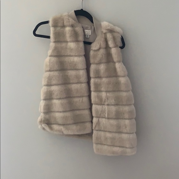 Fuzzy vest - Picture 1 of 3